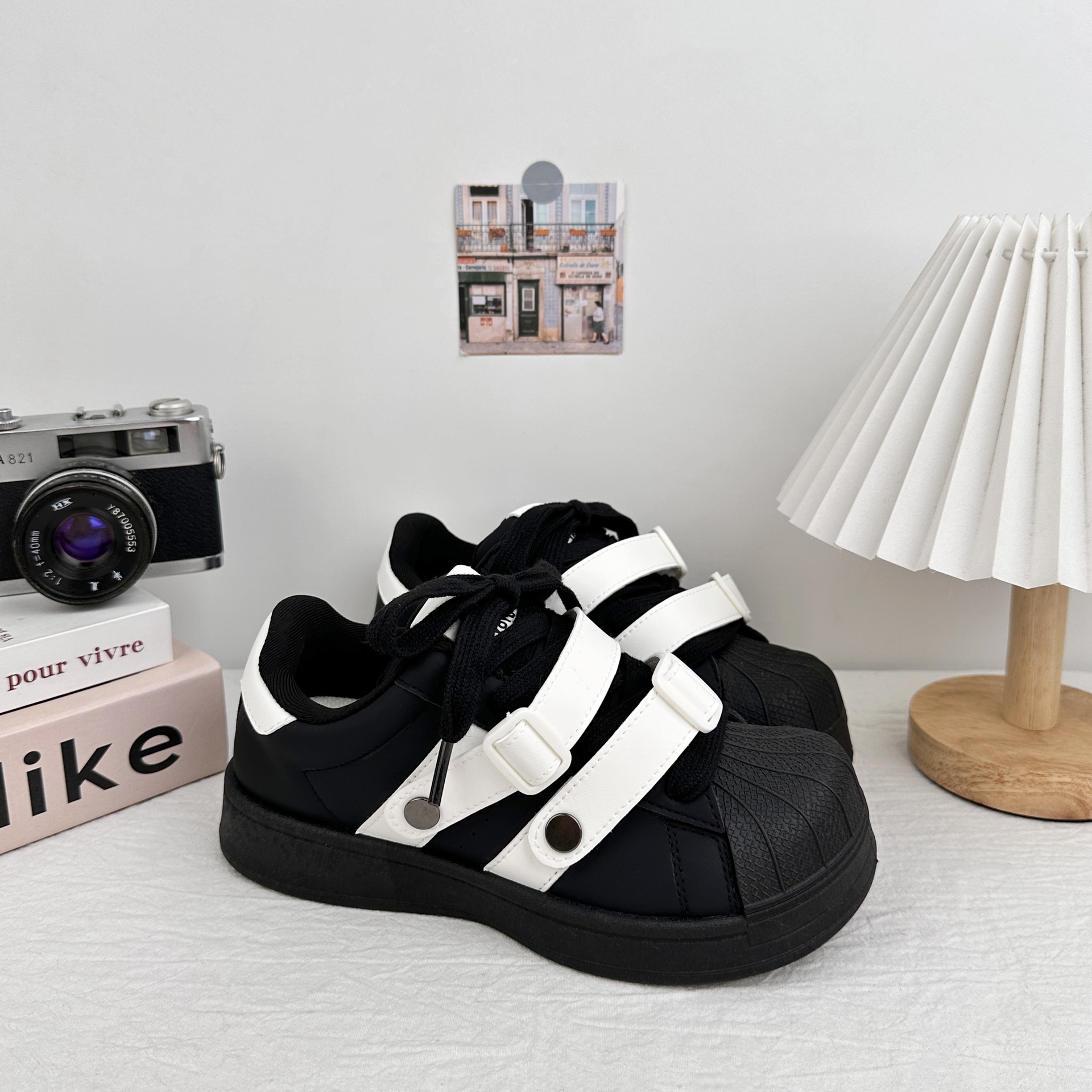 Zapatos de pan de soleas gruesas de larga onda de zapatos de mujer de principios de otoño de 2025 zapatos de pizarra casuales de estilo chic