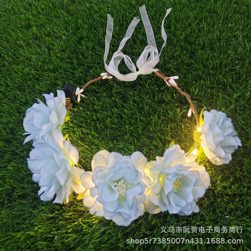 따뜻한 흰색 불빛의 푸른 화환