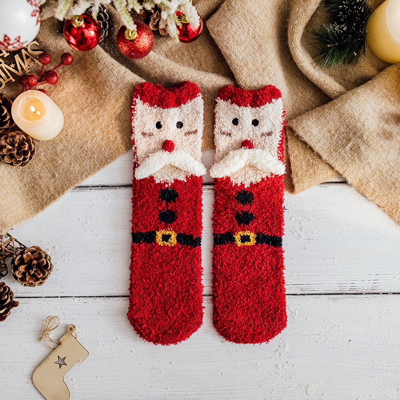 クリスマスの靴下の子供の珊瑚の絨毯の秋冬のカップルの親子はプレゼントをあげます。|undefined