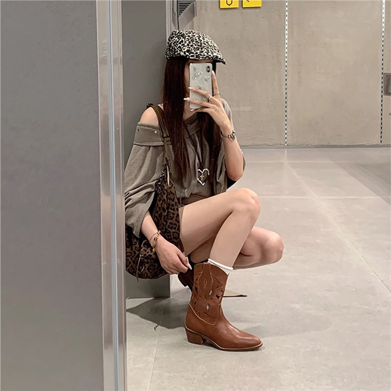 香港镂空刺绣旅游靴女2025夏季新款复古花纹时尚配裙子西部牛仔靴|undefined
