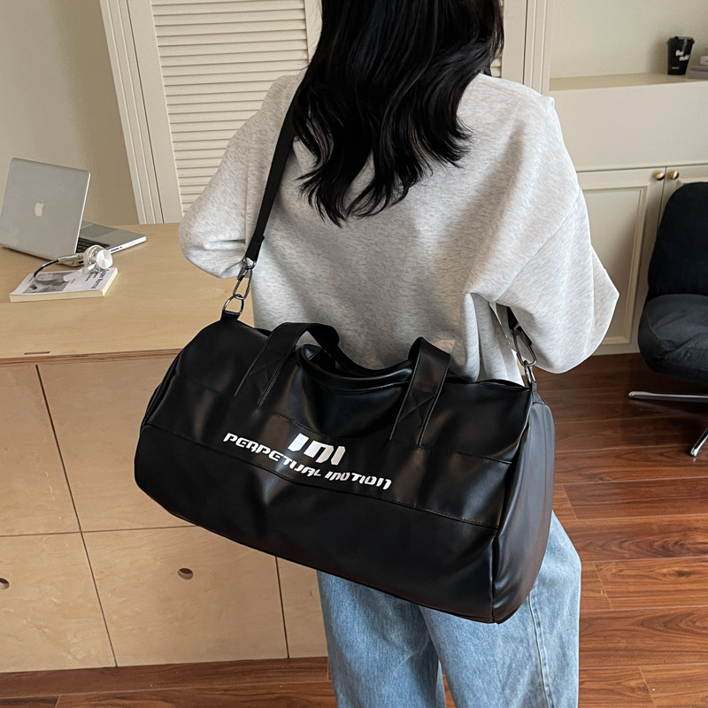 Bolsa de ejercicios mayorista de gran capacidad de separación seca y húmeda bolso deportivo de tendencia de cuero suave sensación mochila bolsa de viaje de embarque