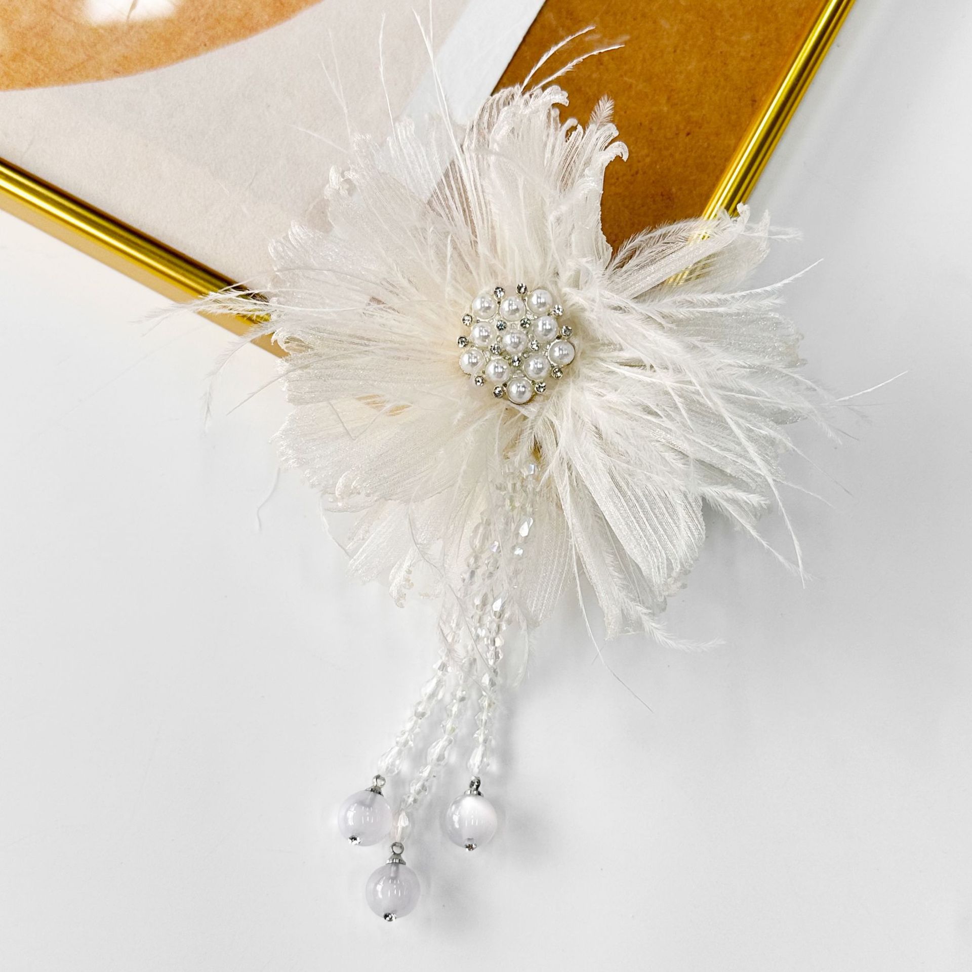 Plumas de perlas de Qixian accesorios de flores hechas a mano broches de cabello DIY temperamento pectoral ropa característica accesorios al por mayor