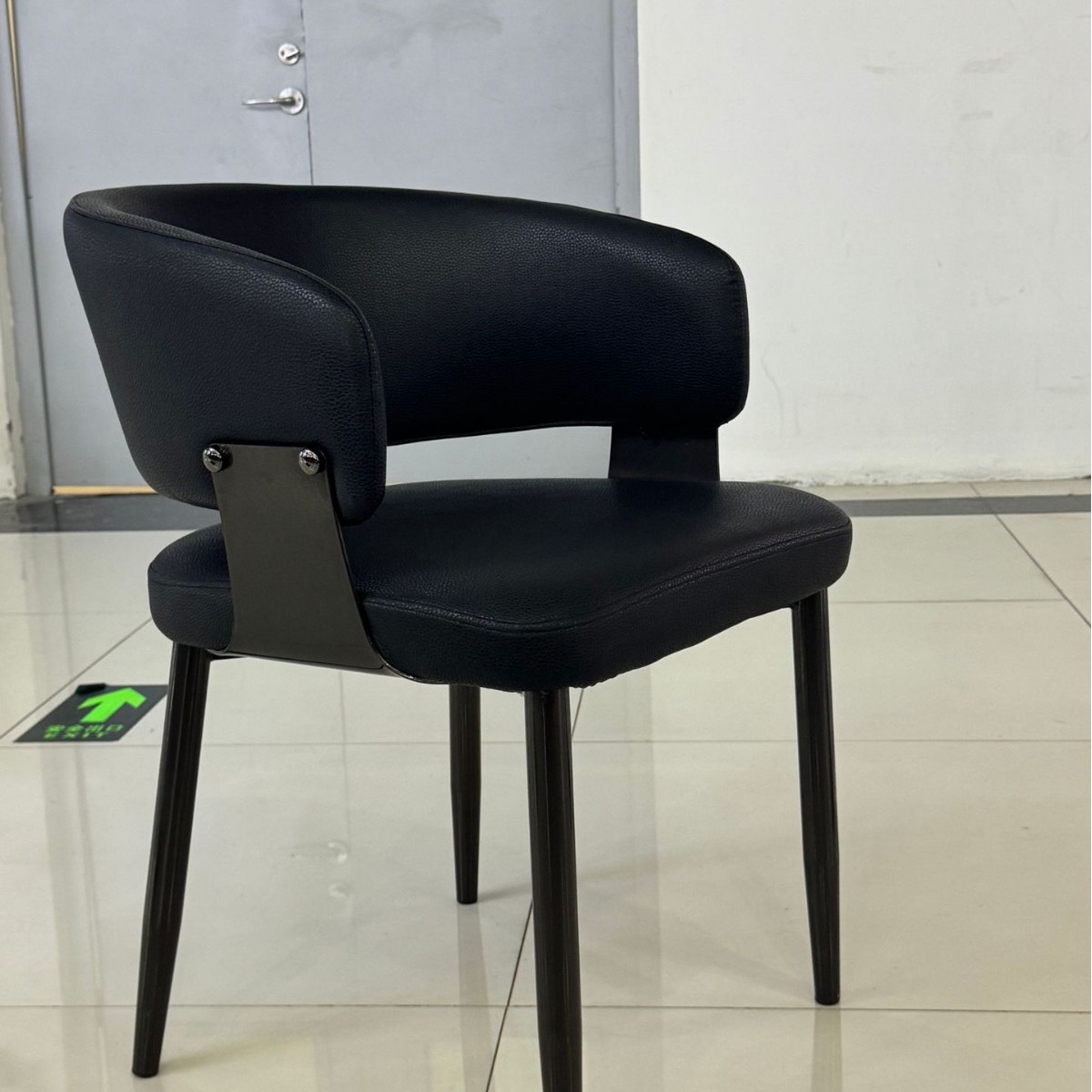 Mesa y silla de comedor minimalistas italianos 2025 nuevo estilo de lujo ligero de alto nivel sensación de respaldo casero taburetes de té silla de respaldo medieval