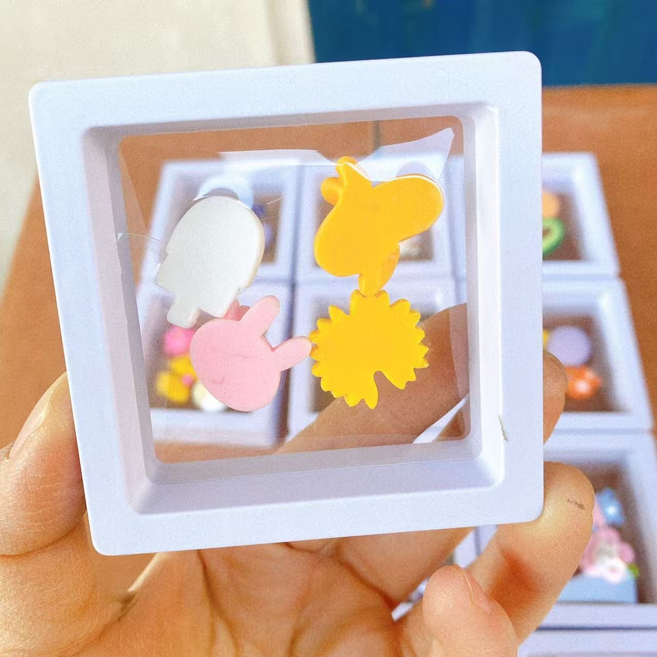 Caja de suspensión, caja de visualización transparente, decoración, película de pe, dibujos animados de resina plana, juguetes divertidos para niños, 2 pieles