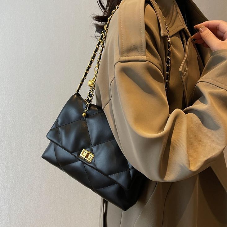 Bolso de cadena de diamantes popular de este año para mujer 2025 nuevo bolso cuadrado pequeño de todo fósforo de moda bolso de mensajero de un solo hombro de sentido avanzado