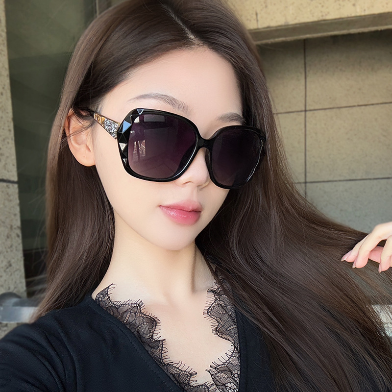 2025 new fashion network sunglasses European and American men and women polarized sunglasses riding glasses wholesale 5588