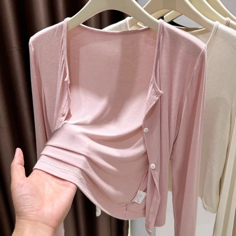 Розовый вязаный женский летний кардиган с юбкой на подтяжках, маленькой внешней шалью, тонкой блузкой из ледяного шелка с солнцезащитным кремом.