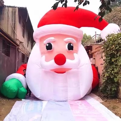Fabricante de modelos inflables navideños abre sus puertas con modelos inflables de árbol de Navidad, Papá Noel trepando por la pared, muñeco de nieve, tren y arco de dibujos animados.