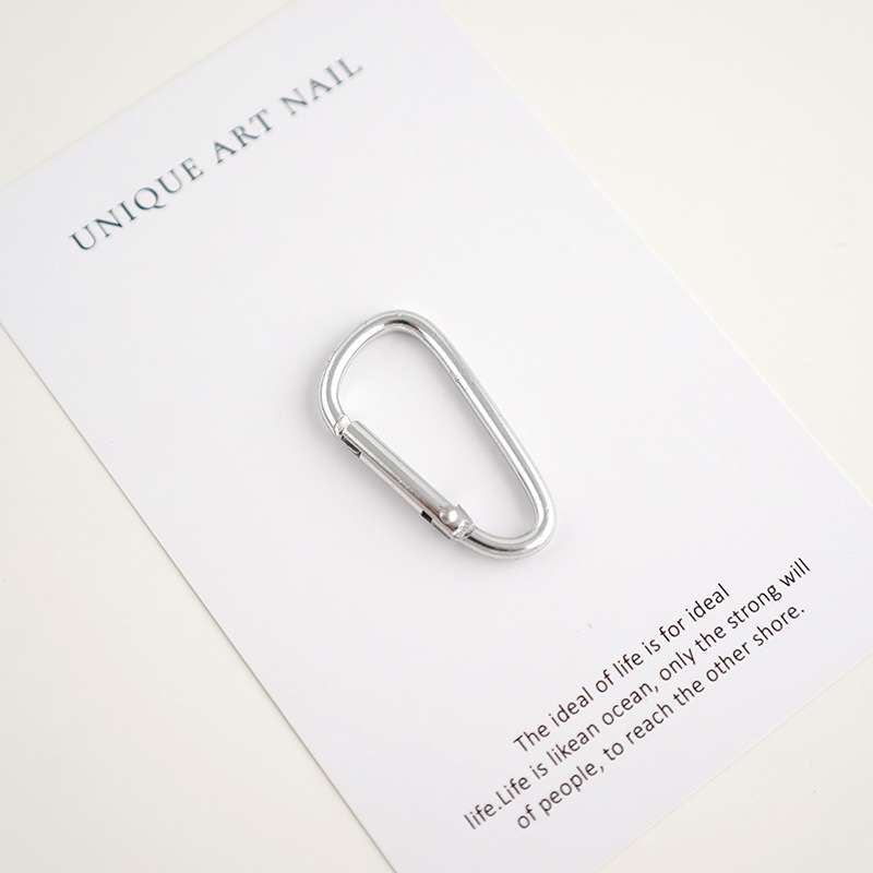 バックパックにフックを掛けて登山ボタンを掛けます。