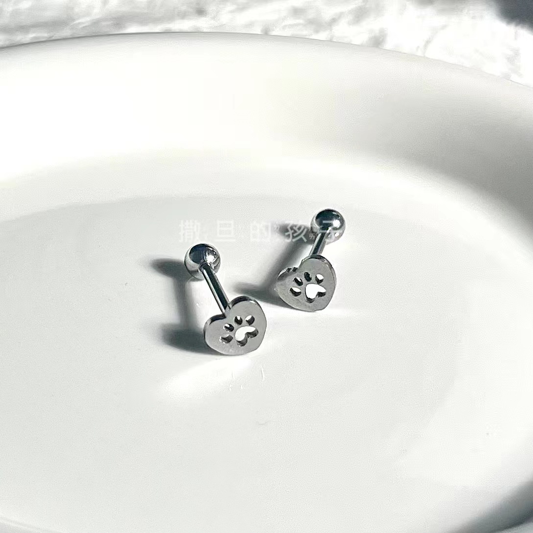 16G labret stud size and finish detail