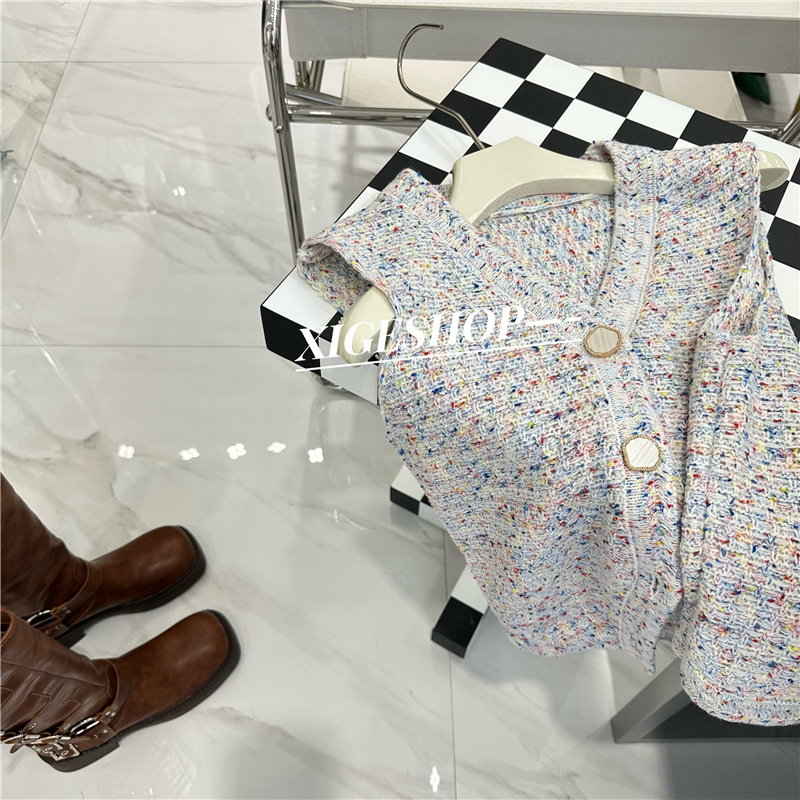 Estilo de Chanel con cuello en V Chaleco de punto cardigan de las mujeres del otoño desgaste exterior colorido hilado de alta Ji sentido split corto Chaleco de estilo occidental