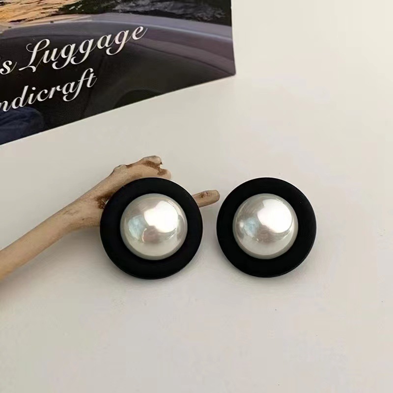 Retro elegant earrings from pearl