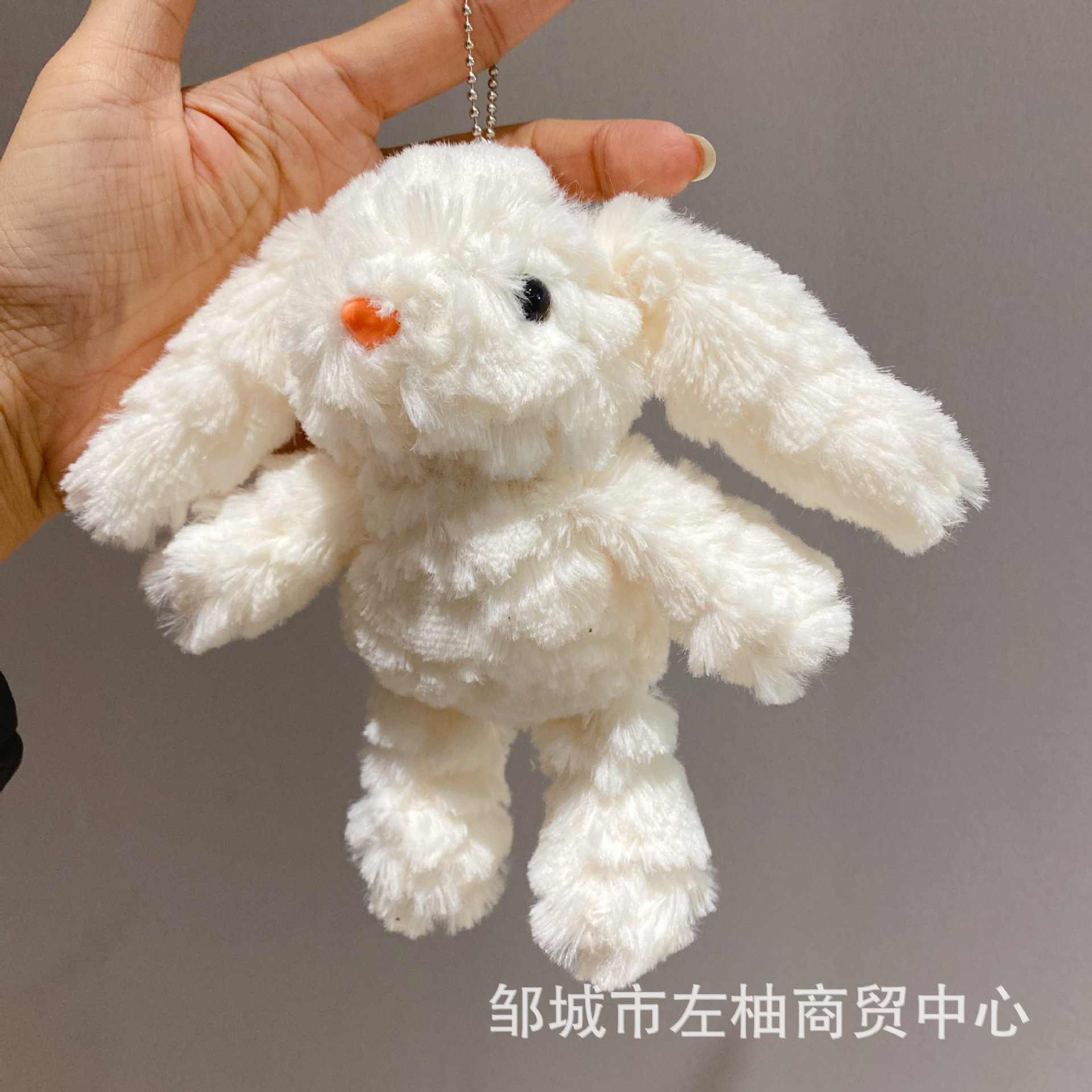 ZL132 순백색 장발 귀가 늘어진 토끼에는 흰색 열쇠 고리가 함께 제공됩니다.