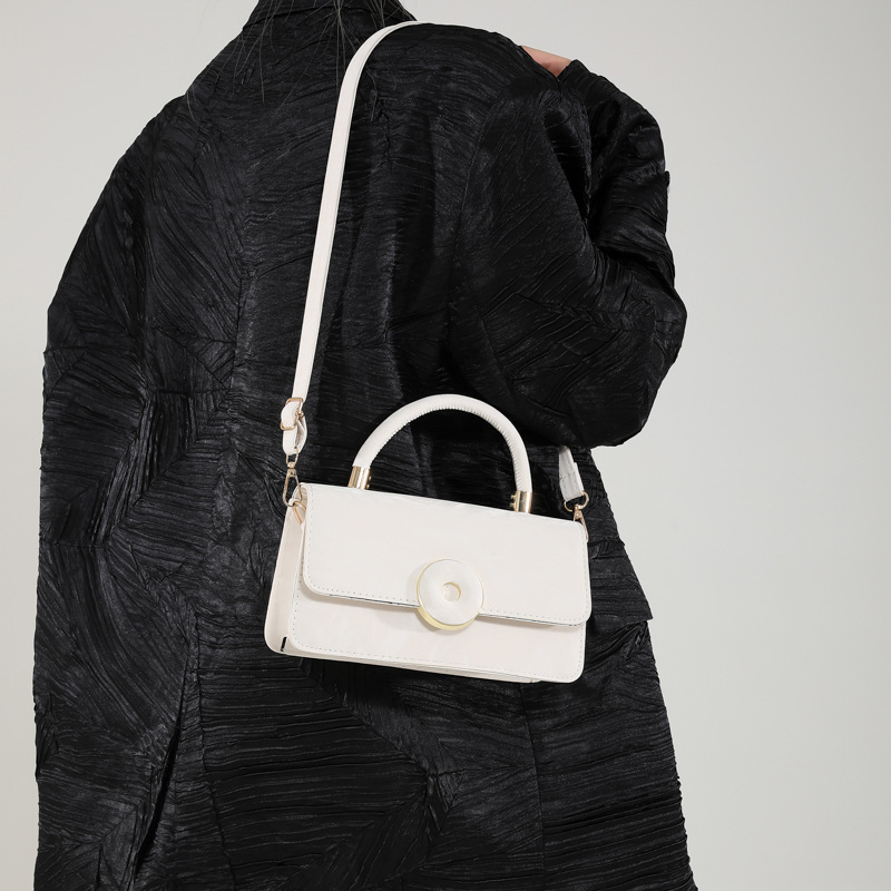 2024 가을과 겨울 새로운 캐주얼 작은 광장 가방 틈새 디자인 휴대용 작은 가방 여성의 아름다운 통근 어깨 포장 가방