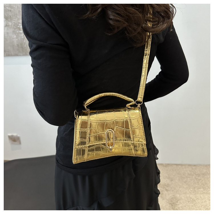 Déi populär nei Summermodesch Nischhandtaschen vun dësem Joer 2024, einfach a modesch Crossbody-Taschen mat enger Schëller fir all Alter._voghion.com