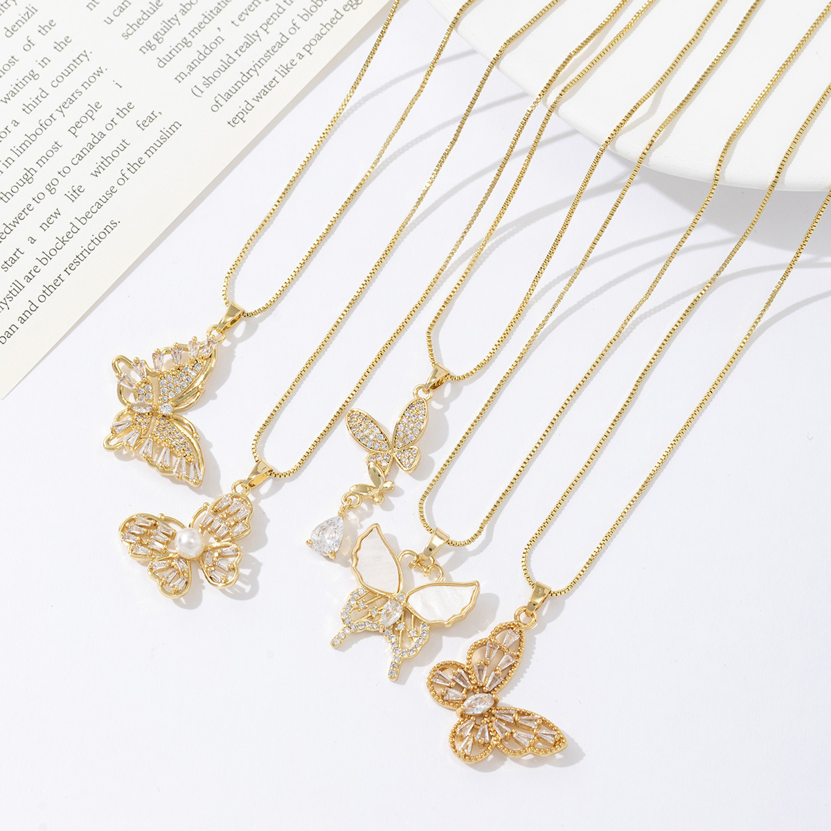 Collier pendentif papillon plaqué or avec zirconia cubique_voghion.com