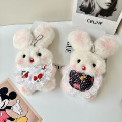 創意的で可愛いぬいぐるみのペンダントを並べています。