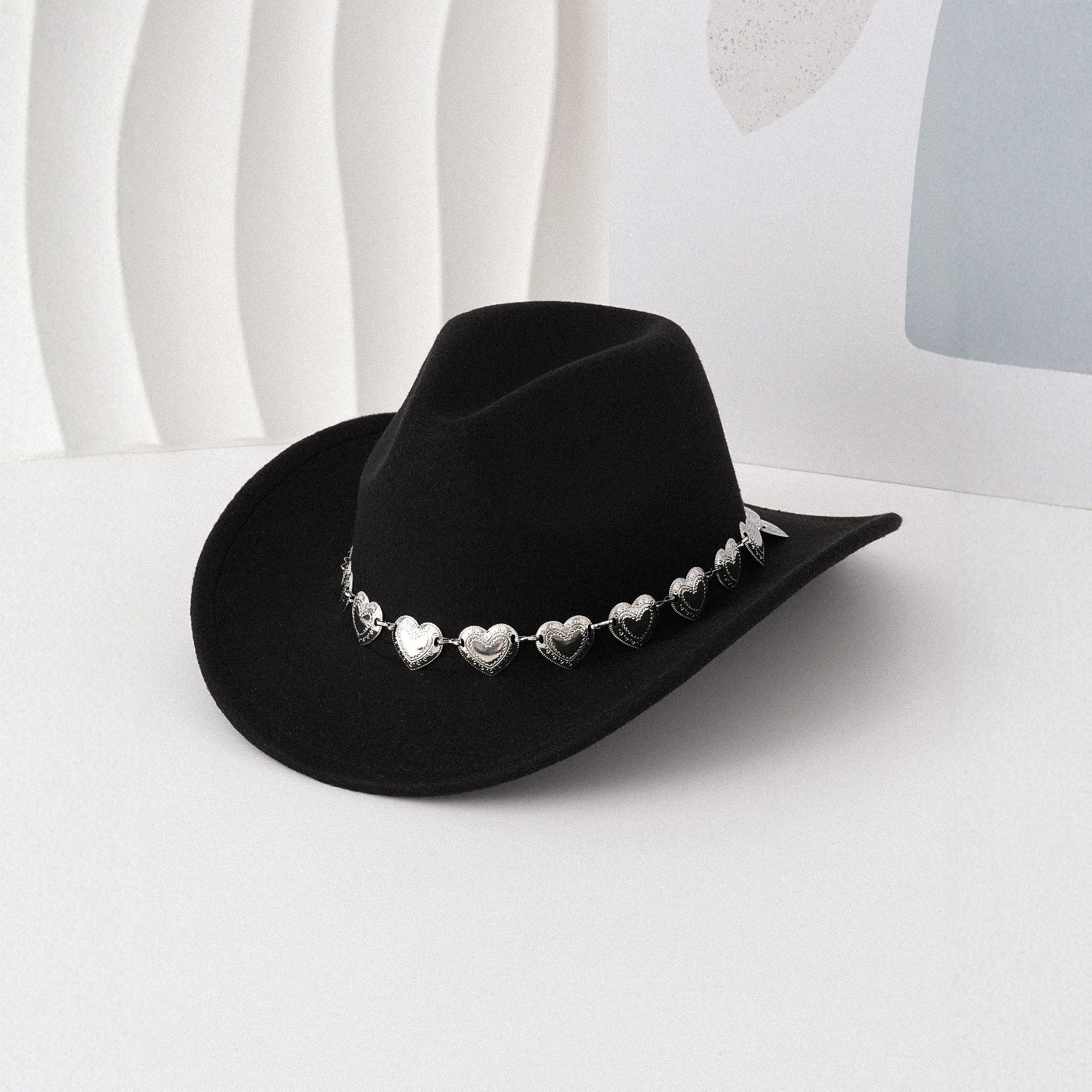 Cappello oversize con catena a cuore per donna, stile europeo americano hip hop punk cowboy fedora retrò in feltro traforato in metallo_voghion.com