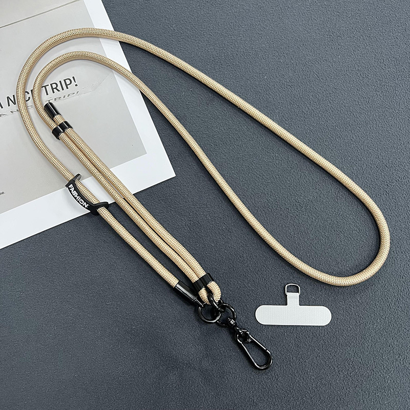 日系8mm携帯電話のストラップは、携帯ケースのストラップに斜めにまたがっています。|undefined