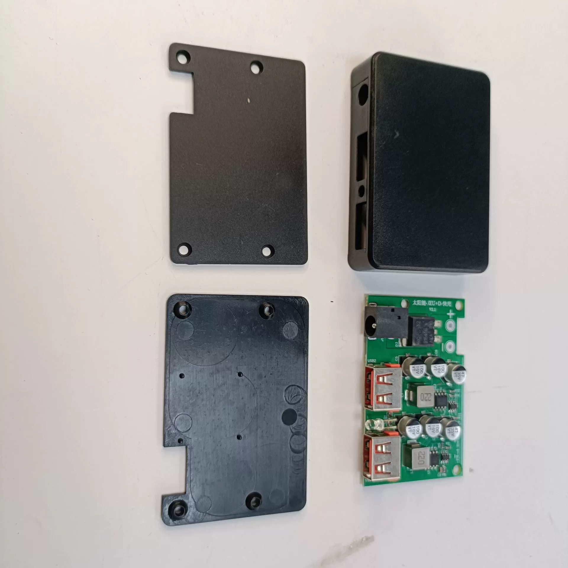 В наличии: Корпус для солнечной панели с двумя USB-портами и разъемом DC, солнечная соединительная коробка, фотоэлектрический разъем.