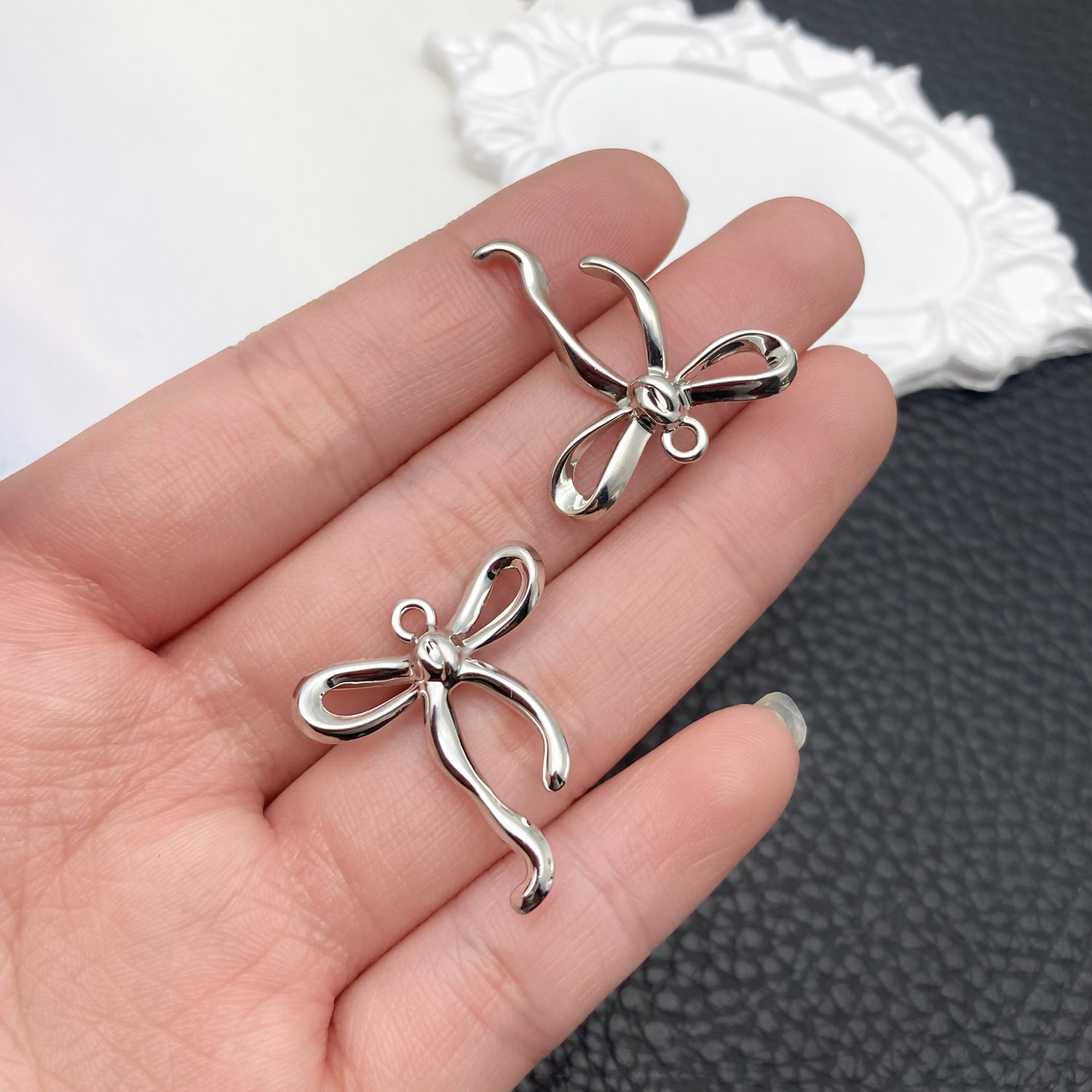 21403-DL-白k保色锌合金弯曲蝴蝶结25x23mm-1