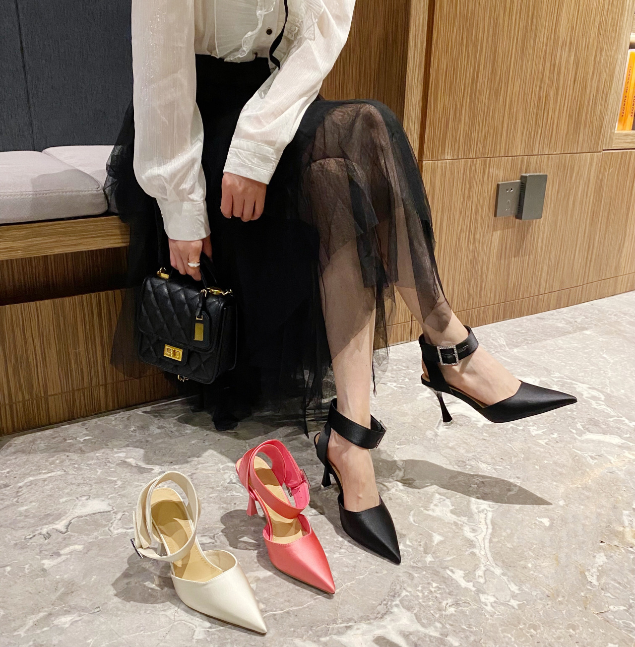 Baotou Slim Sandalen für 2024 Frühling/Sommer Neue Koreanische Ausgabe Spitz Mitte Eine Linie Schnalle Zurück Air High Heel Damen_voghion.com