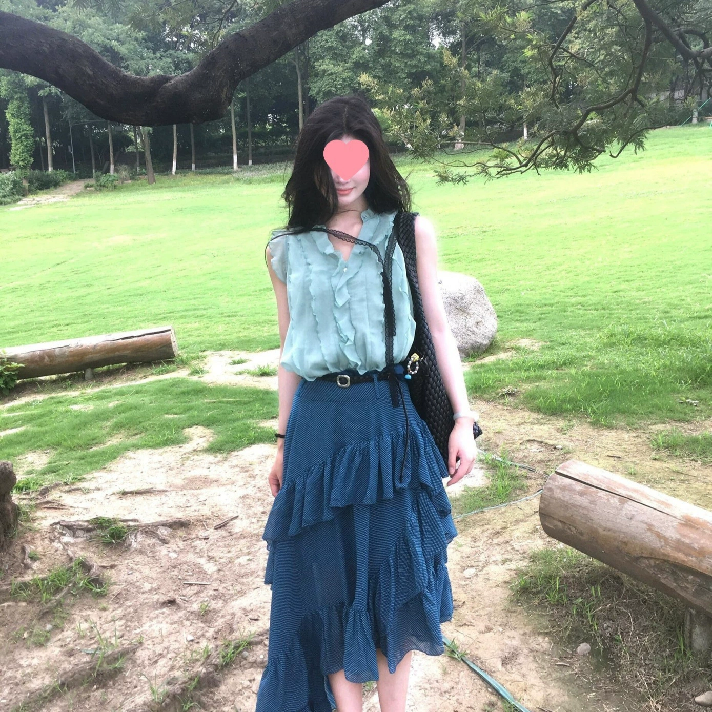 Французская рубашка с рюшами и V-образным вырезом для женщин, лето 2025, новый высококачественный уникальный шикарный топ, универсальная юбка