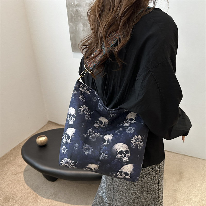 Bolsa de diseño de nicho Zhong mujer 2024 nueva moda retro versátil alta sensación extranjera calavera mochila de hombro