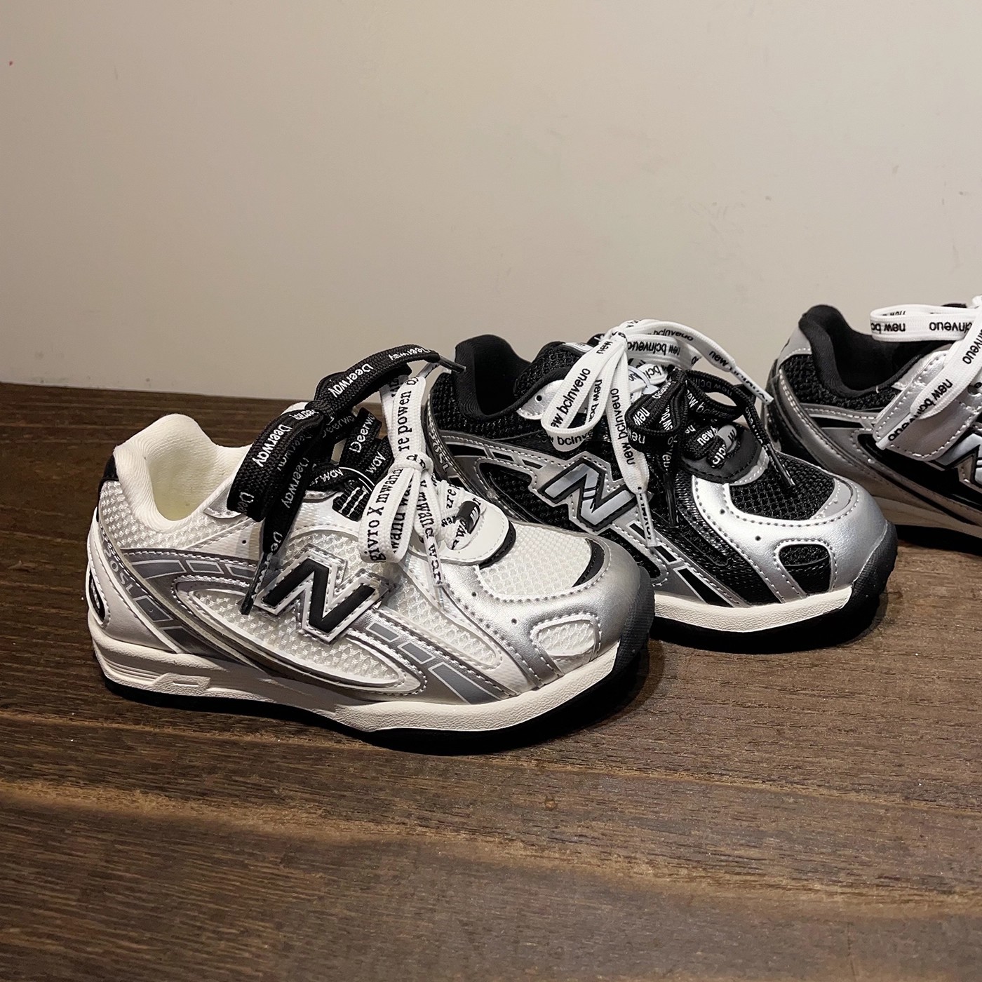 Middle and Large Children's 2025 New Autum Retro Versatile Lightweight Sports Shoes Mesh Breathable Soft-Soled Running Shoes for Boys and Girls