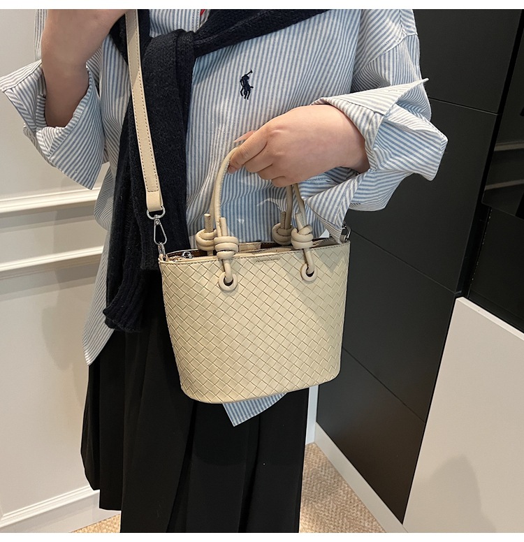 A simple and elegant bucket bag for women, a Korean-style single-shoulder bag for commuting to work in 2025, a new trendy and fashionable crossbody bag undefined