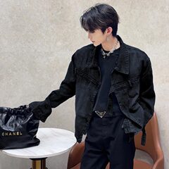 純粋な黒の肩のデニムのコートの男性の潮の高級感のごろつきのかっこいいデニムの服のアメリカの復古の短い種類のデトロイトのジャケット