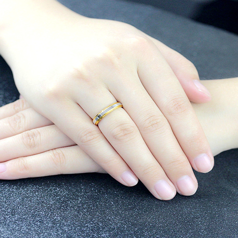Anillo de pareja de acero titanio de dos colores de oro popular transfronterizo Anillo brillante de acero inoxidable de nicho europeo y americano joyería al por mayor