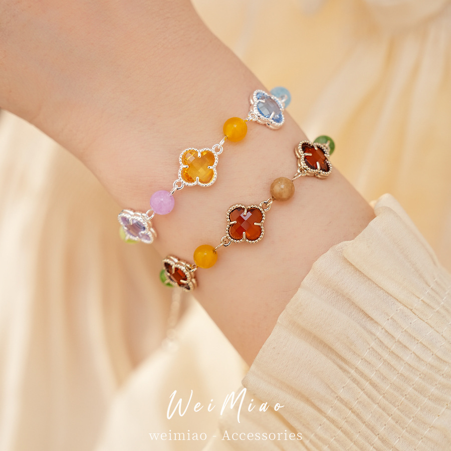 Brazalete de piedra de vidrio de hierba de la suerte ligera de lujo nicho de alta sensación pulsera fresca dulce accesorios de vacaciones joyas de mano