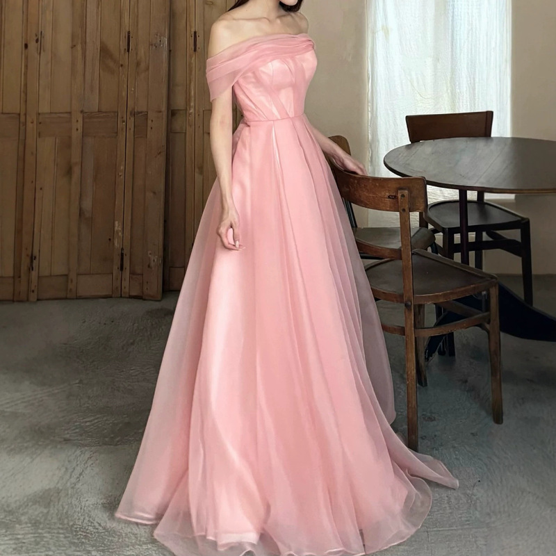 Light wedding dress in pink organza, off-the-shoulder, niche high-end style, studio-themed couple photo shoot, outdoor elegant gown Light wedding dress in pink organza, off-the-shoulder, niche high-end style, studio-themed couple photo shoot, outdoor elegant gown