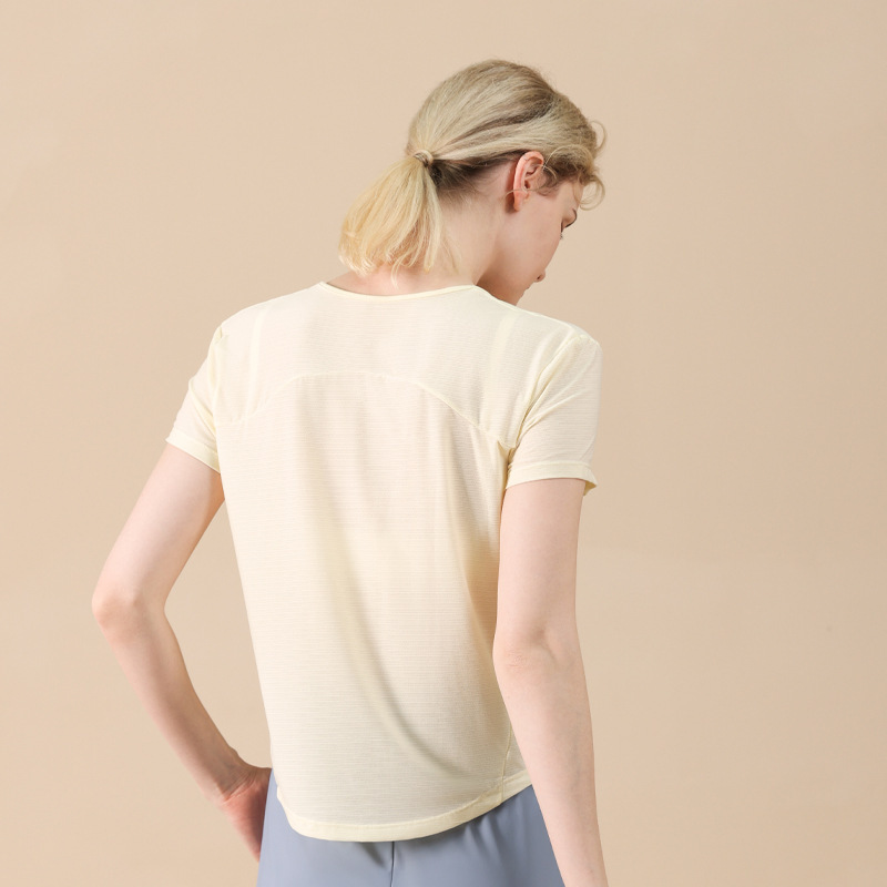 ヨガ服の女性のランニングの上着はゆったりしていて、視覚はやせています。|undefined