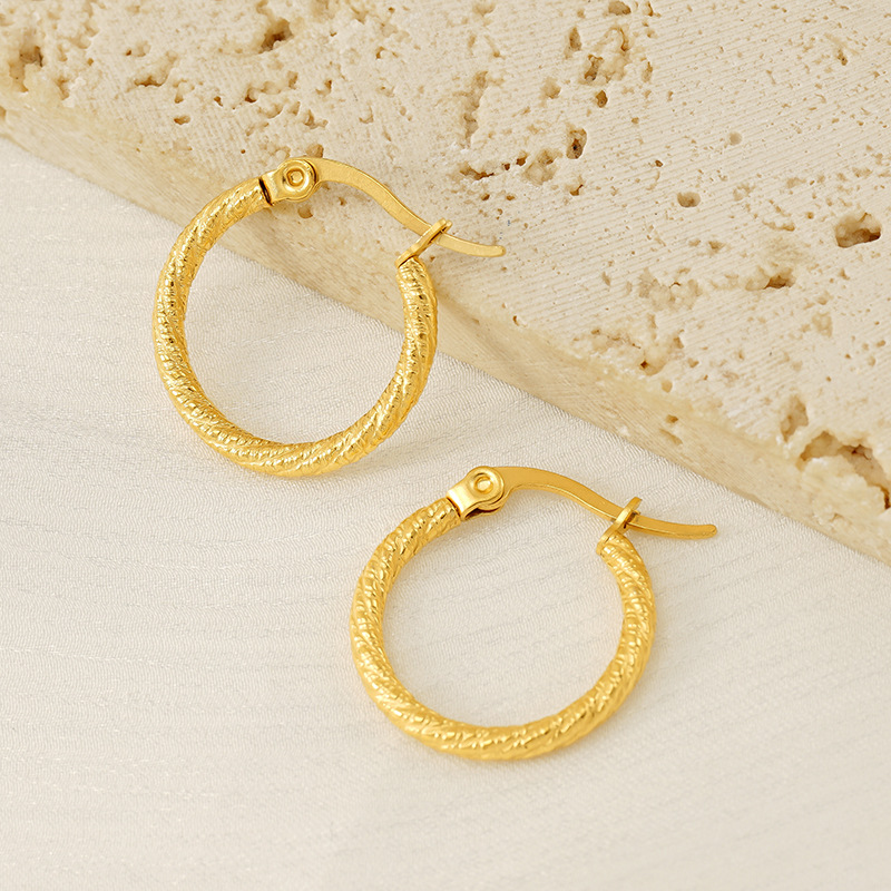 Pendientes redondos de acero inoxidable simples de moda transfronteriza nuevos pendientes geométricas de acero de titanio dorado de 18k al por mayor