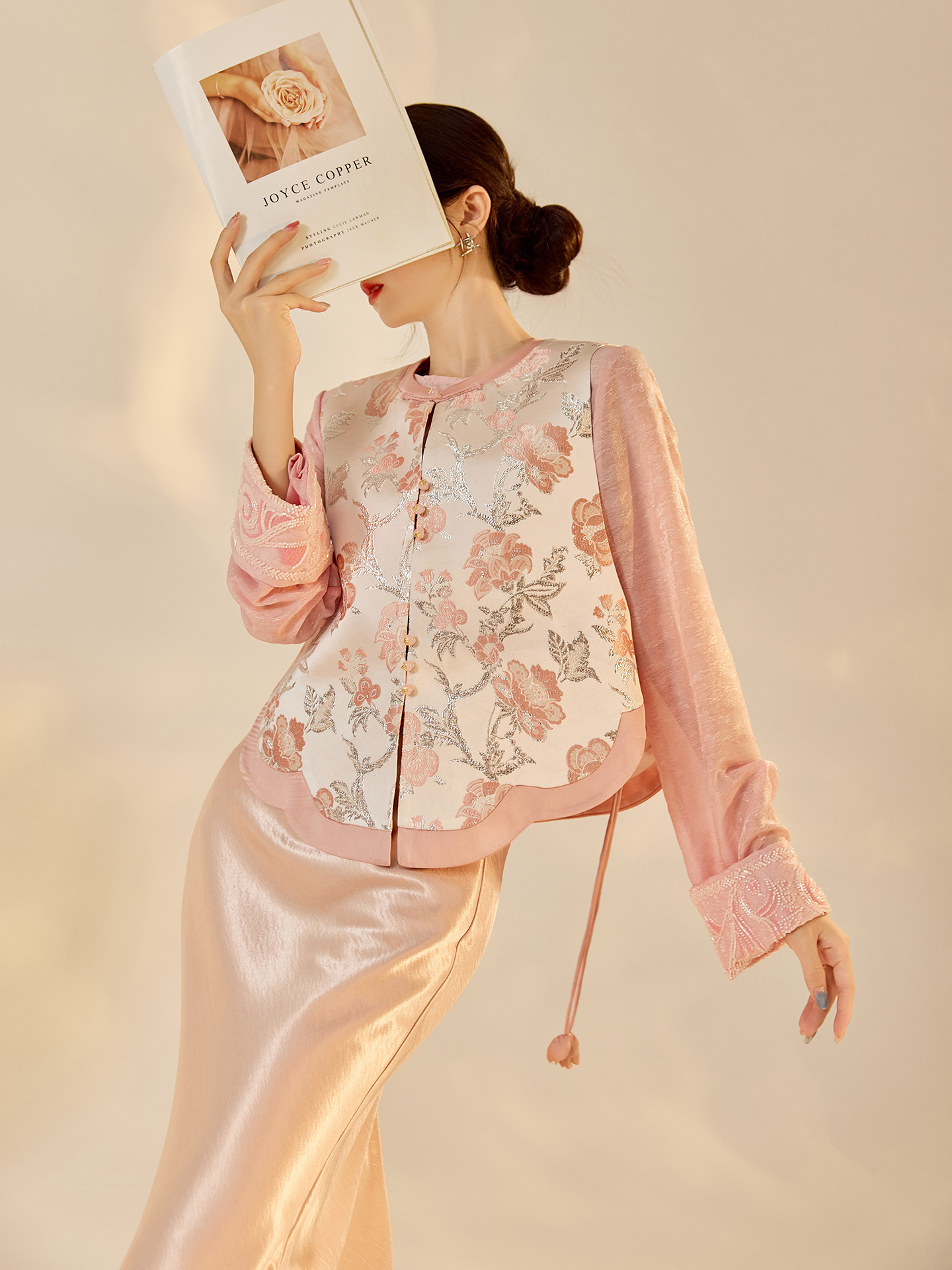 Bộ áo vest không tay và chân váy phong cách Trung Hoa dệt hoa lụa bạc N8065 — áo ghi lê, váy hồng