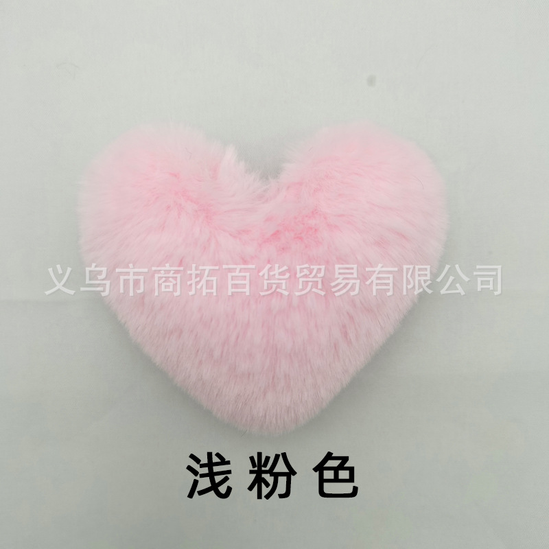 メーカーの現物のぬいぐるみのハート型のキーホルダーの部品8*9cmの毛玉