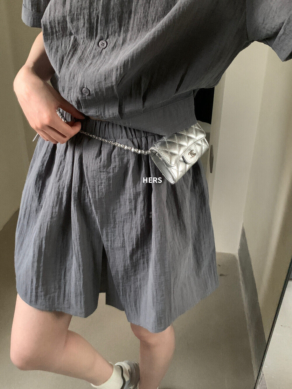 Bộ hai mảnh áo sơ mi ngắn phối quần short cạp chun nữ — xám đậm, màu hồng chi tiết 33