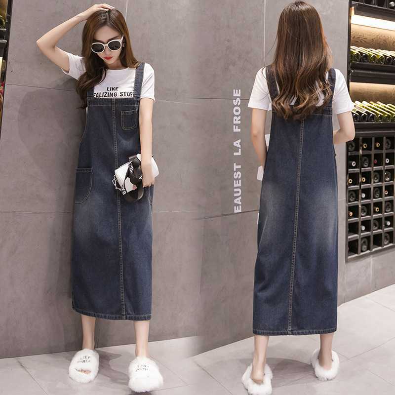 Real shot of loose, casual, versatile denim suspender dress, long slimming dress for women