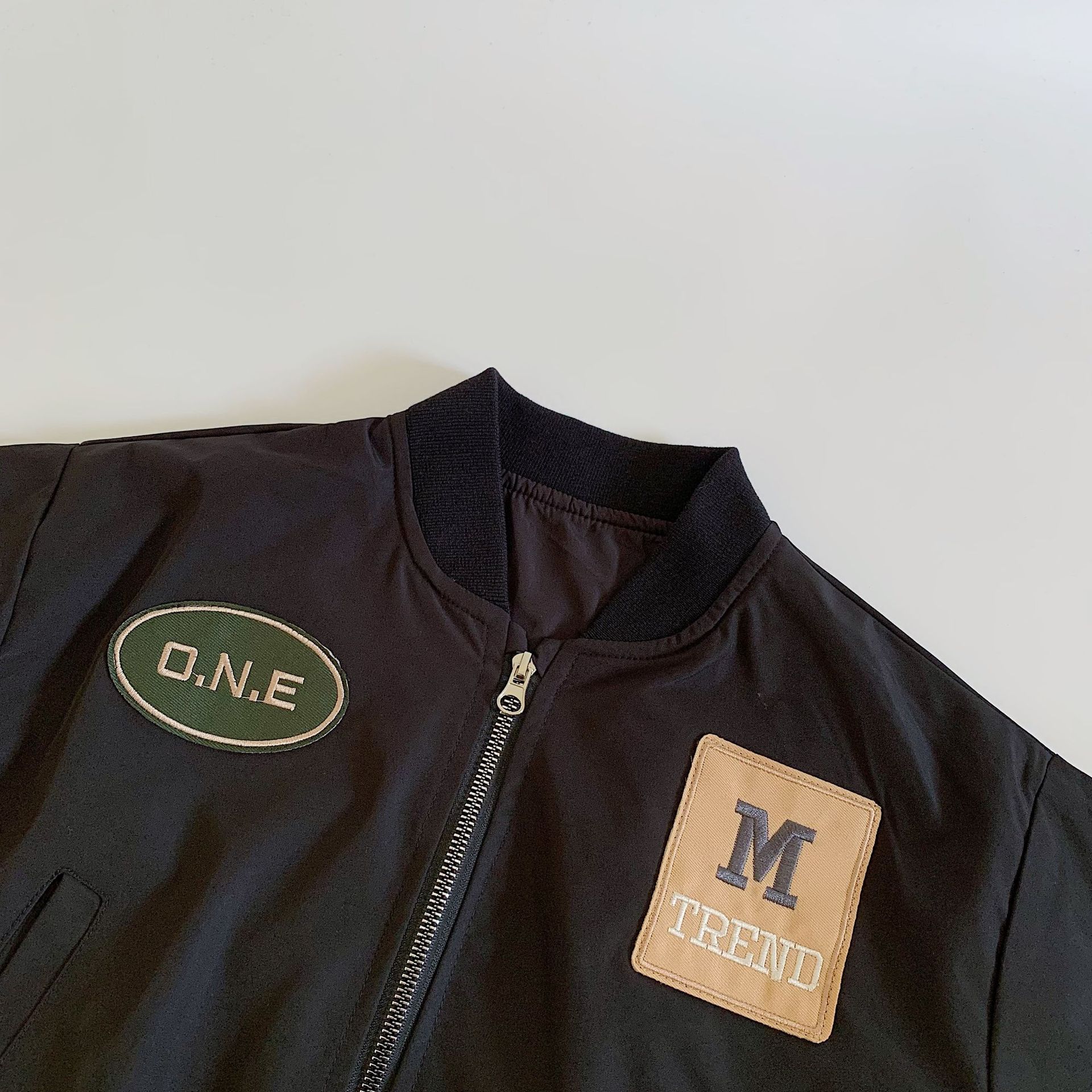 Chaqueta para niños Maibao 2025 primavera nuevo cárdigan impermeable al aire libre niño frito calle niño pequeño y mediano chaqueta estándar marea