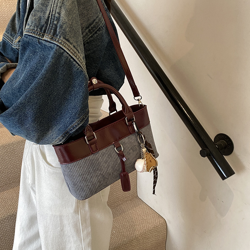 Retro nicho bolso de cubo de color contraste mujer 2025 nuevo otoño invierno versátil bolso de hombro de moda bolso de mano