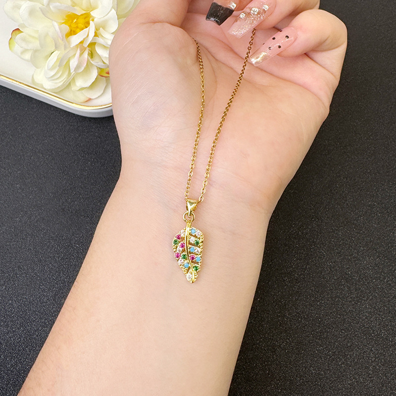 Collar de oro de arena vietnamita, pendientes de hojas de diamantes de color de lujo ligero de nicho, sentido del diseño, joyería de moda femenina que no se desvanece durante mucho tiempo