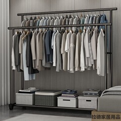 ハンガーは床に落ちています。寝室の家庭用室内に服を掛けます。