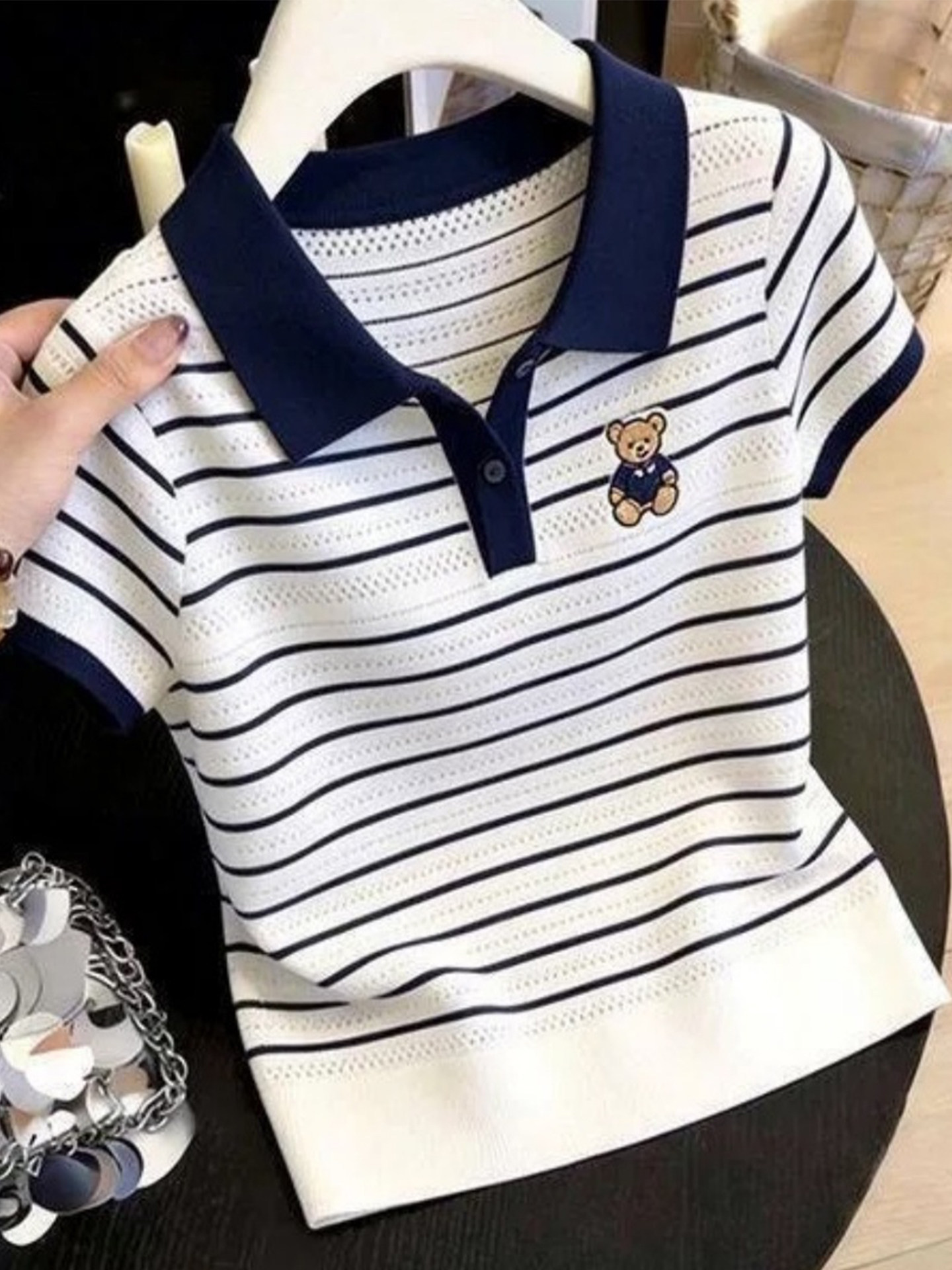 Áo thun polo nữ tay ngắn sọc kẻ họa tiết thêu gấu — Xanh lông mòng đen chi tiết 4