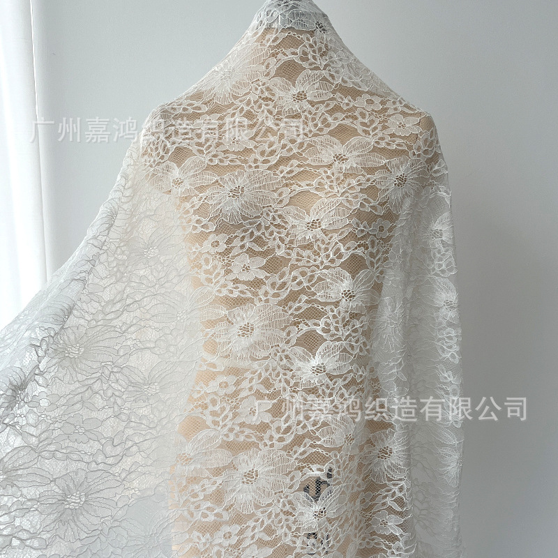 Brocade de algodón hilo tridimensional tela de encaje de crisantemo para ropa de mujer ropa de tela de encaje ligera fábrica de stock