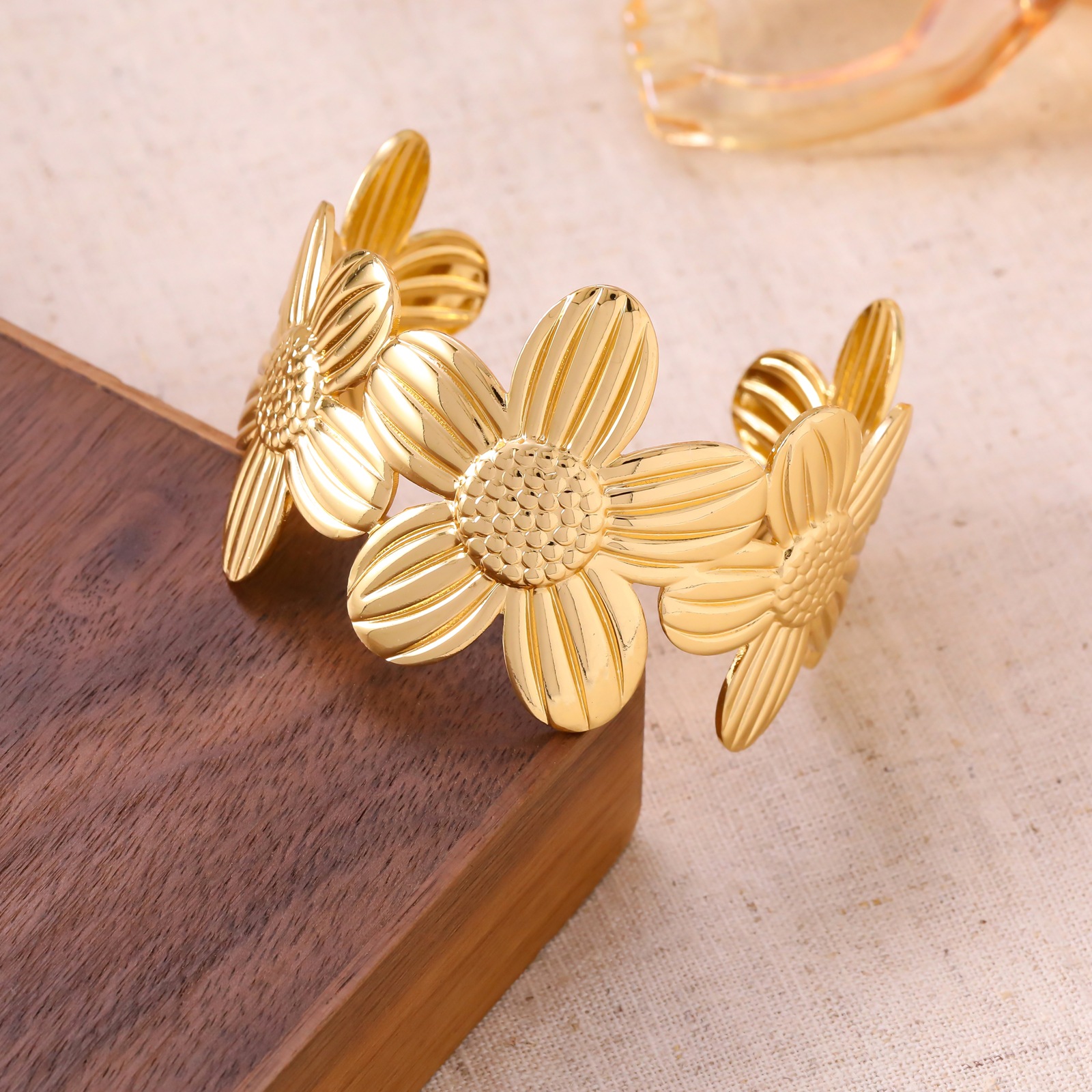 Golden sophisticated bracelet, flowered
