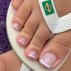 Simple and pure white French style broken diamond foot style wearable nails pink and fresh summer must-have toenails