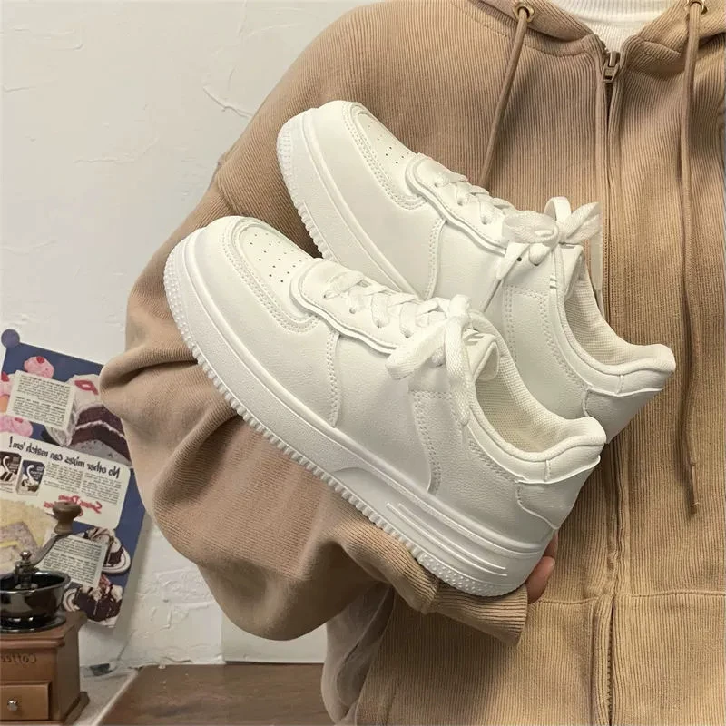 Женские белые кроссовки весна/лето 2025, новая модель, спортивные белые кроссовки на толстой подошве в ретро-стиле, универсальные повседневные оригинальные кроссовки в стиле ins.