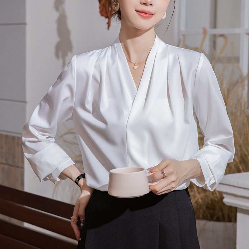 Autumn 2024 New Blue Shirt Female Temperament French V-neck Professional Shirt Workplace Commuter Top Autumn 2024 New Blue Shirt Female Temperament French V-neck Professional Shirt Workplace Commuter Top